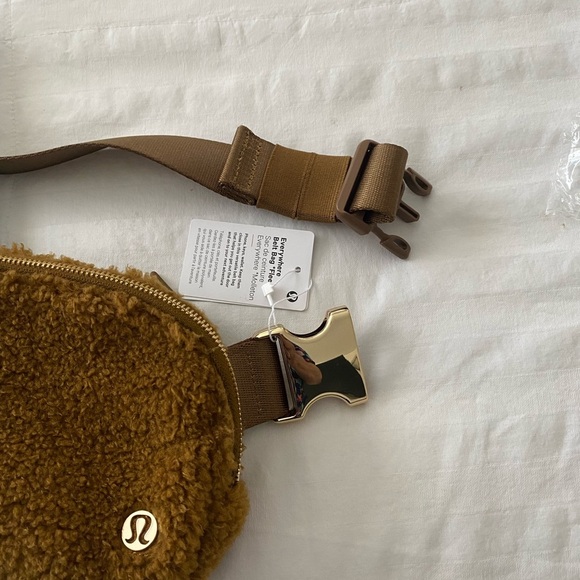 Lululemon everywhere belt bag Sherpa\fleece in camel : tan : brown - Picture 10 of 14